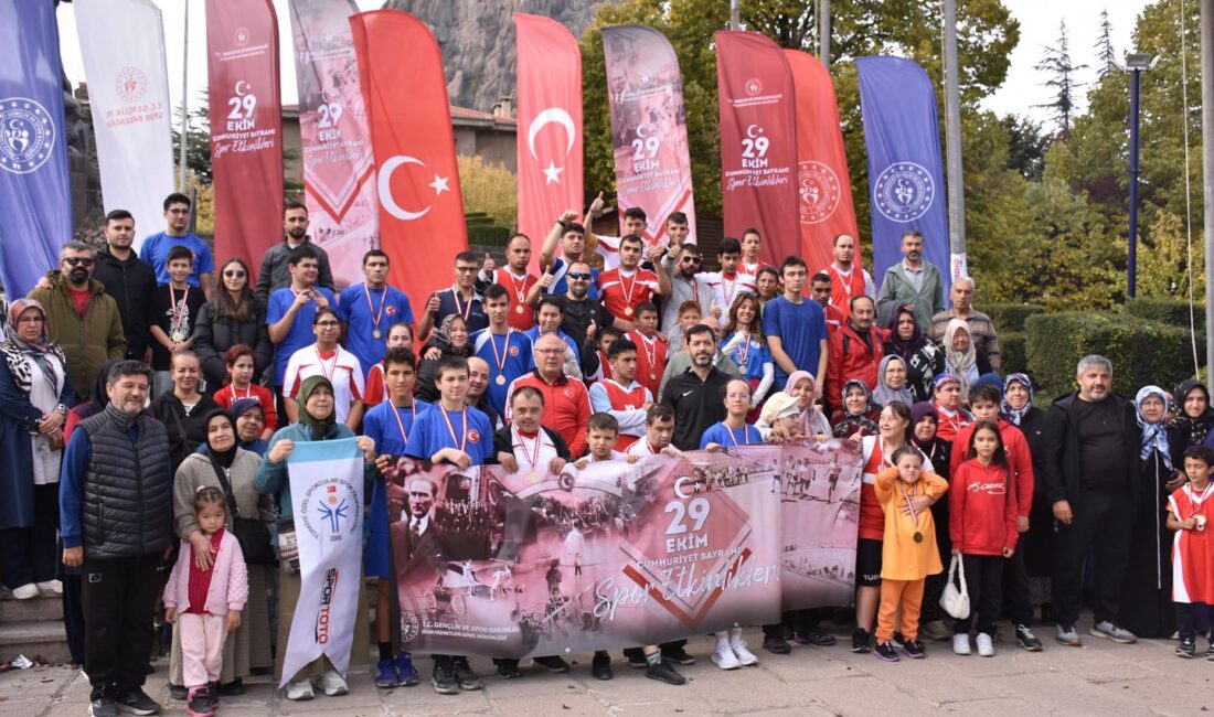 İbrahim Evren Mesleki ve Teknik Anadolu Lisesi önünden başlayan koşu,