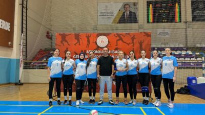 Turnuvada üstün performans sergileyen Afyonkarahisar İl Emniyet Müdürlüğü Kadın Voleybol