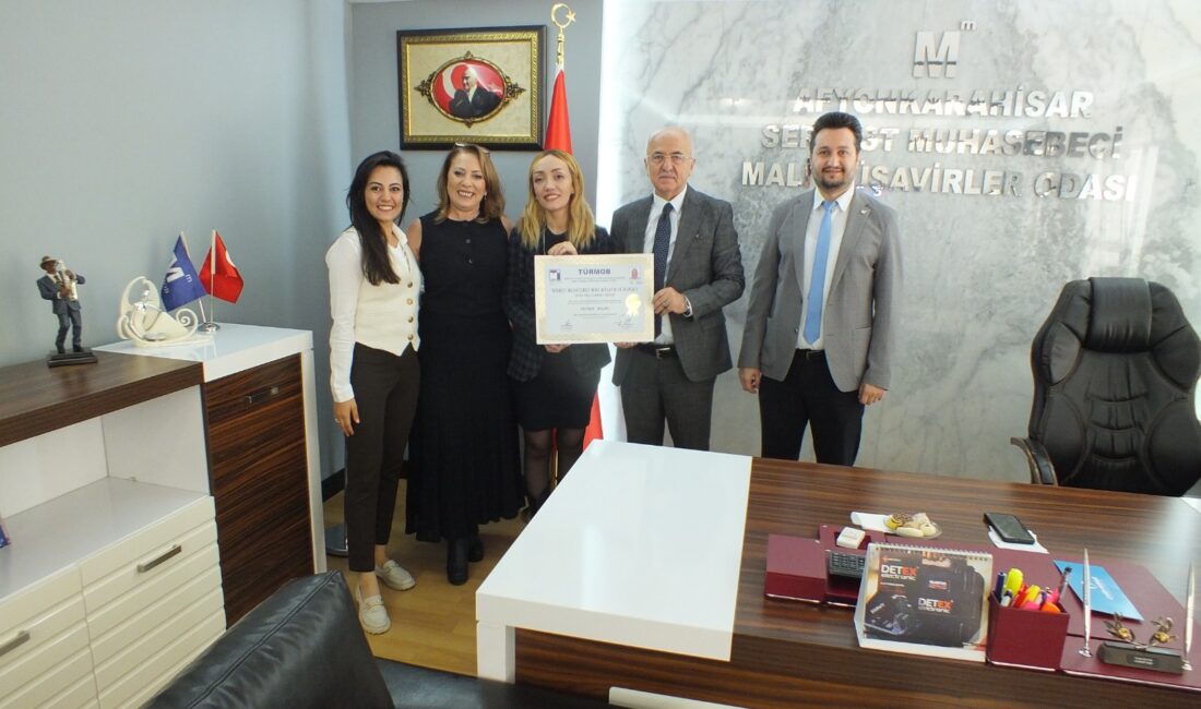 Afyon Serbest Muhasebeci Mali Müşavirler odasında gerçekleşen törene Başkan Erdal