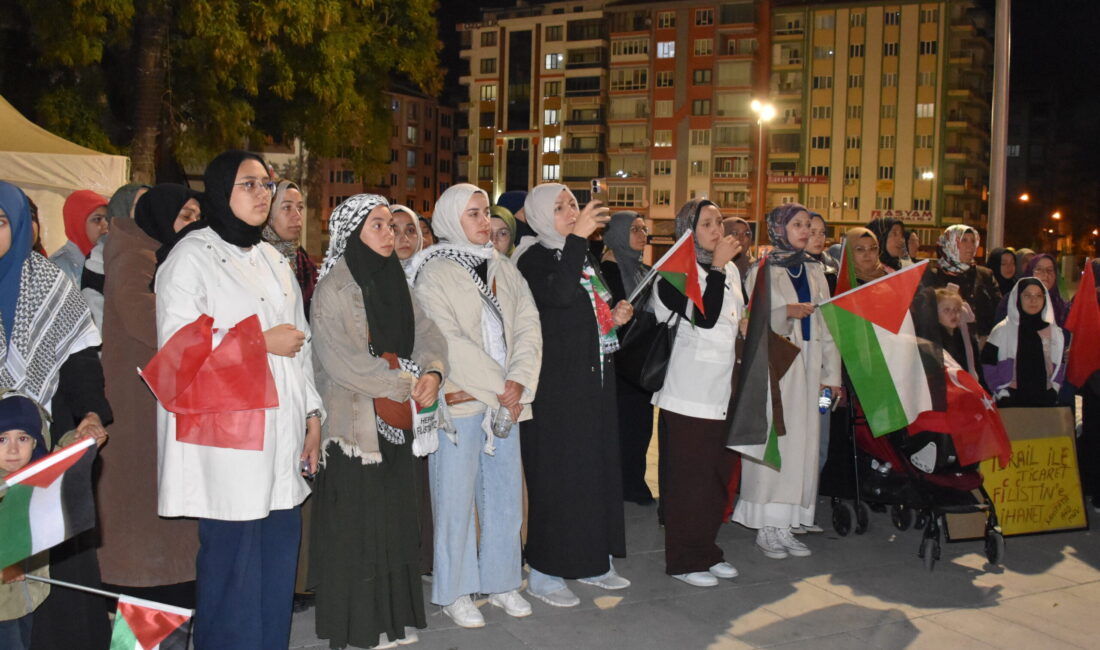 Afyonkarahisar’da, sivil toplum kuruluşu üyeleri ve vatandaşlar, Gazze’ye insani yardım