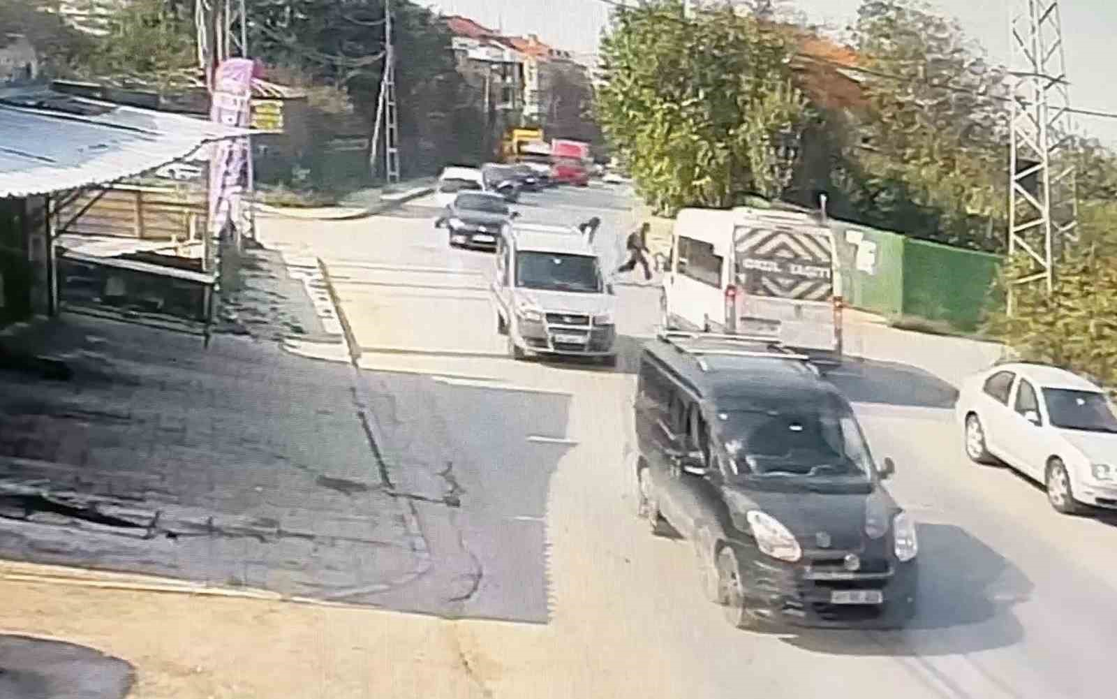 Servis minibüsü çocuğa çarptı