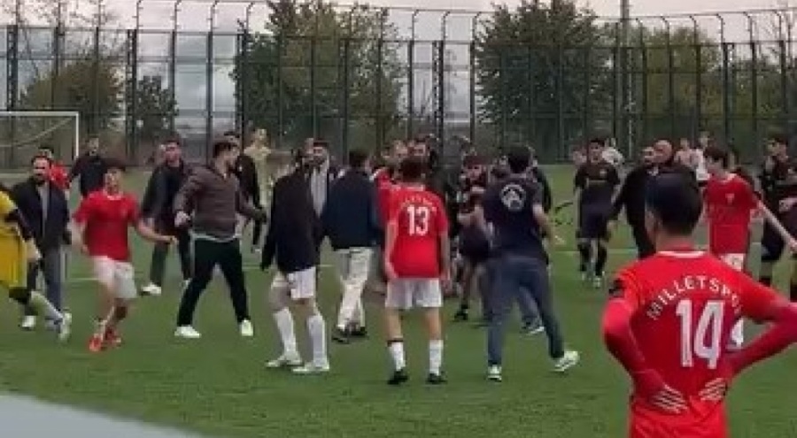 Bursa’da oynanan U16 kategorisi karşılaşmasında Milletspor ile Hacivatspor takımları sahaya
