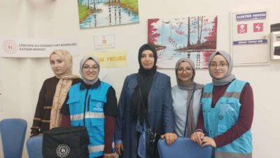 HERKESİN YÜZÜ GÜLDÜ Gerçekleştirilen ziyarette öğrenciler, büyüklerimizle keyifli sohbetler yaparak