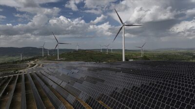 ELEKTRİK ÜRETİMİNDE YENİLENEBİLİRLERİN PAYI YÜKSELDİ 2025 yılının ilk yarısında küresel