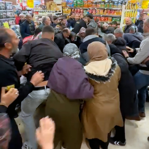 Selçuklu ilçesinde faaliyet gösteren bir markette, 32 ekran televizyonların sınırlı