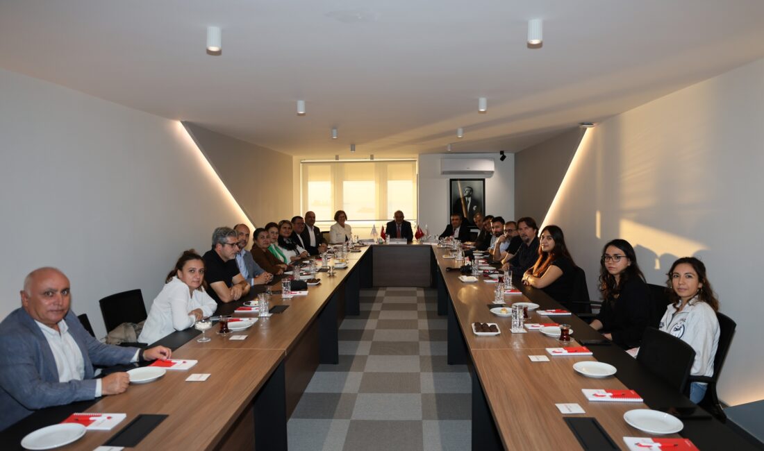 Etkinliğin açılışında konuşan EMD İzmir Şubesi Yönetim Kurulu Başkanı Murat