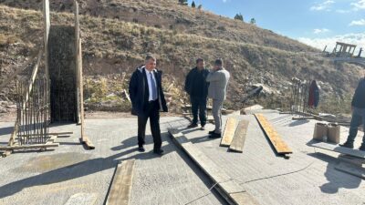 Menderes Mahallesi’nde temeli atılan projede çalışmaları denetleyen Başkan Koyuncu, ekiplerden