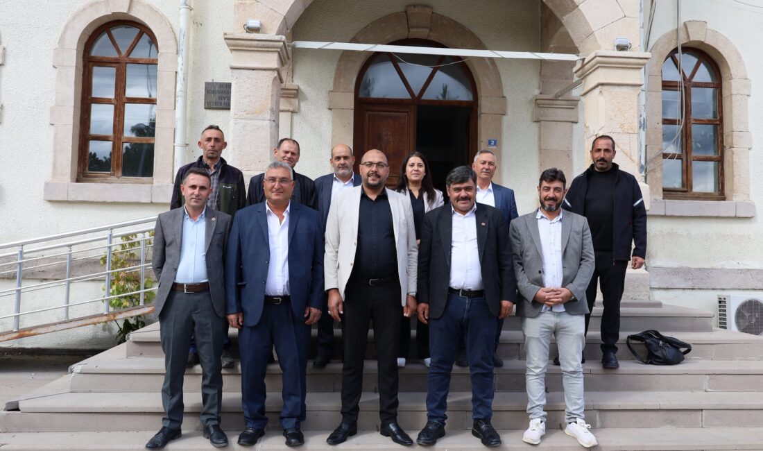 Bayat Belediye Başkanı Halil İbrahim Bodur, Atatürk Anıtı’nda düzenlenen çelenk