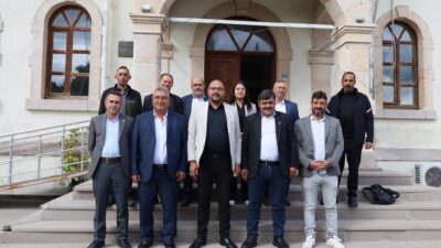 Bayat Belediye Başkanı Halil İbrahim Bodur, Atatürk Anıtı’nda düzenlenen çelenk