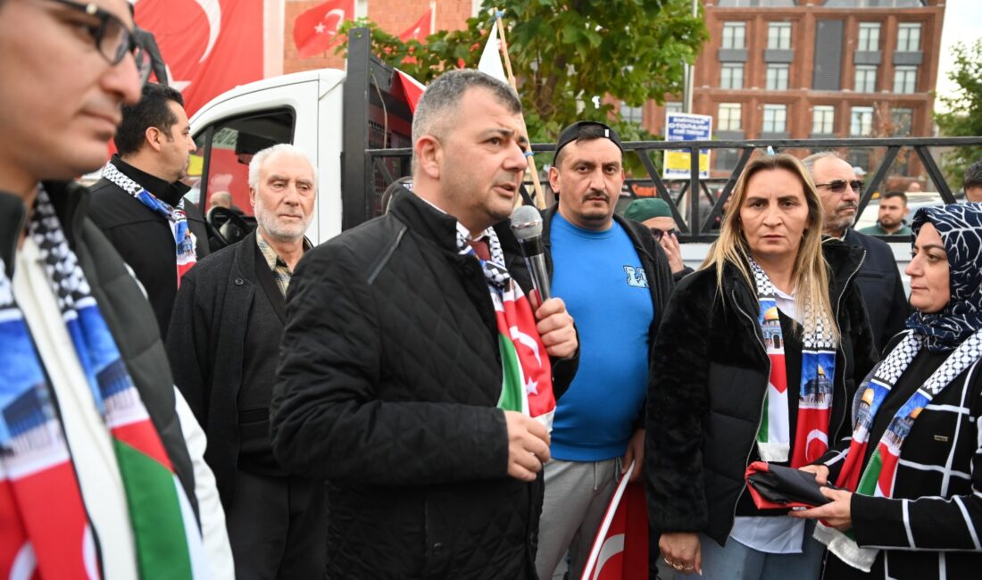 Emniyet Müdürlüğü önünden başlayan yürüyüş, ellerinde Türk ve Filistin bayrakları