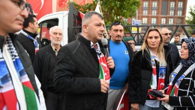 Emniyet Müdürlüğü önünden başlayan yürüyüş, ellerinde Türk ve Filistin bayrakları