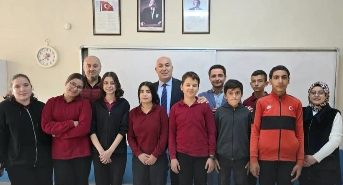 Ziyarette okul yöneticileri yapılan çalışmalar ve projeler hakkında ayrıntılı sunum