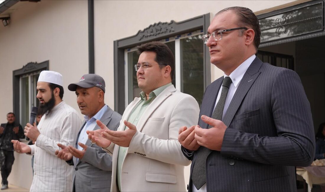 Açılış törenine Bolvadin Kaymakamı Ali Arıkan, Belediye Başkanı Derviş Aynacı,