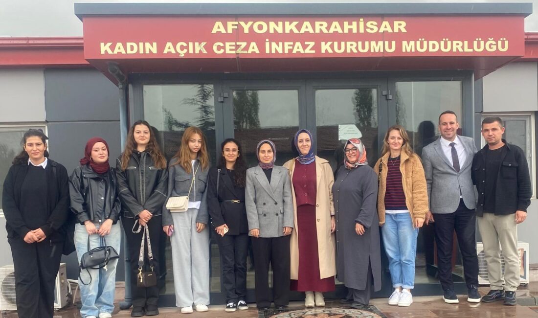 Etkinliğe, gönüllü yurt öğrencilerinden oluşan gençler de katılarak kadın mahkûmlar