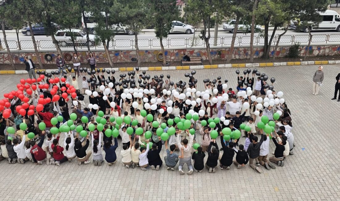 Emirdağ Atatürk Ortaokulu’nda öğrenciler düzenledikleri ‘Filistin Farkındalık Etkinliği’ ile dikkat