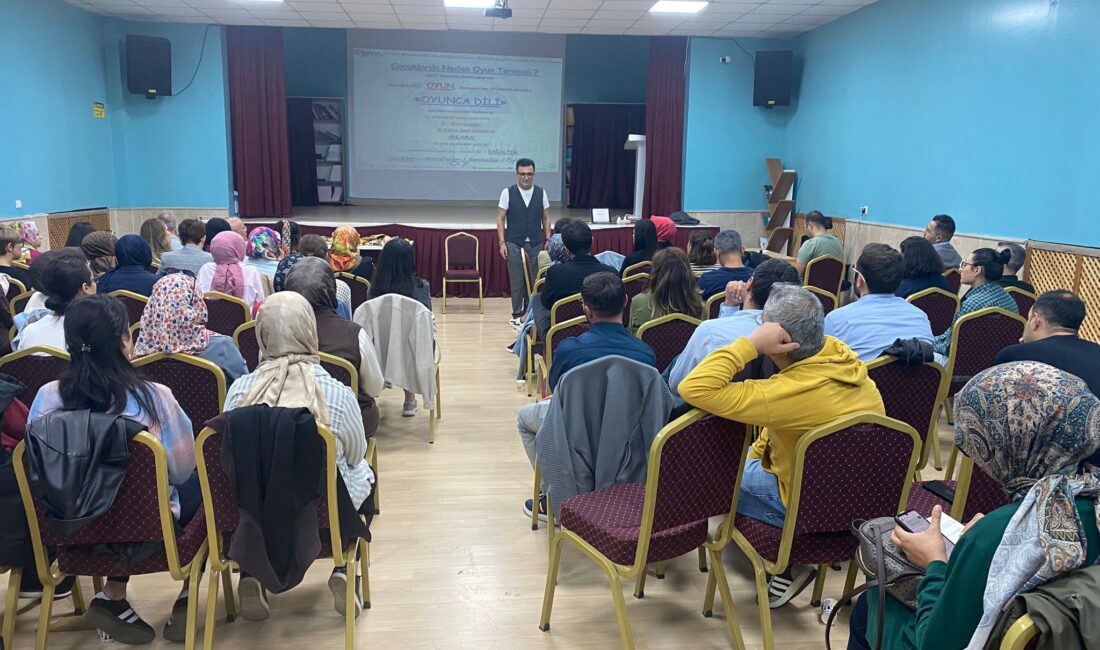 Seminerde Selçuk Üniversitesi Psikoloji Anabilim Dalı Başkanı Dr. Fatih Mehmet