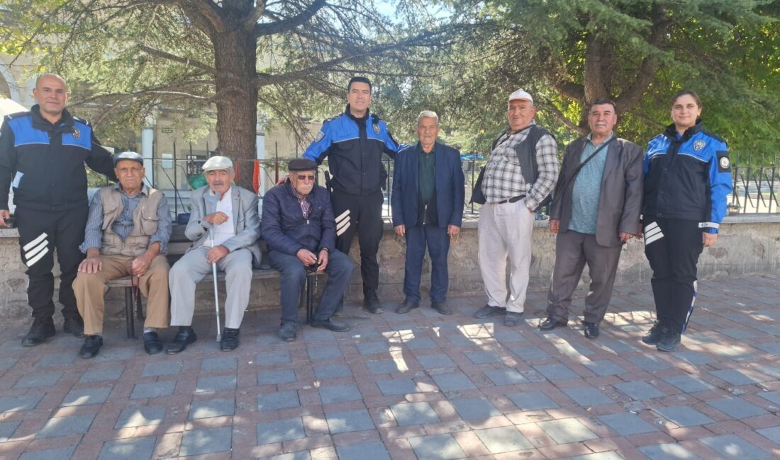 Afyonkarahisar’da polis ekipleri Dünya Yaşlılar Günü dolayısıyla huzurevlerinde kalan vatandaşları