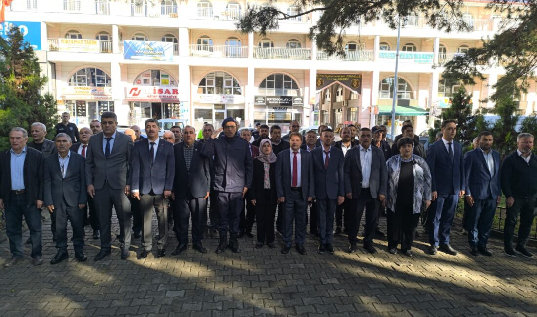 Şuhut Atatürk Parkı’nda gerçekleştirilen programda, Şuhut Muhtarlar Derneği Başkanı Fevzi