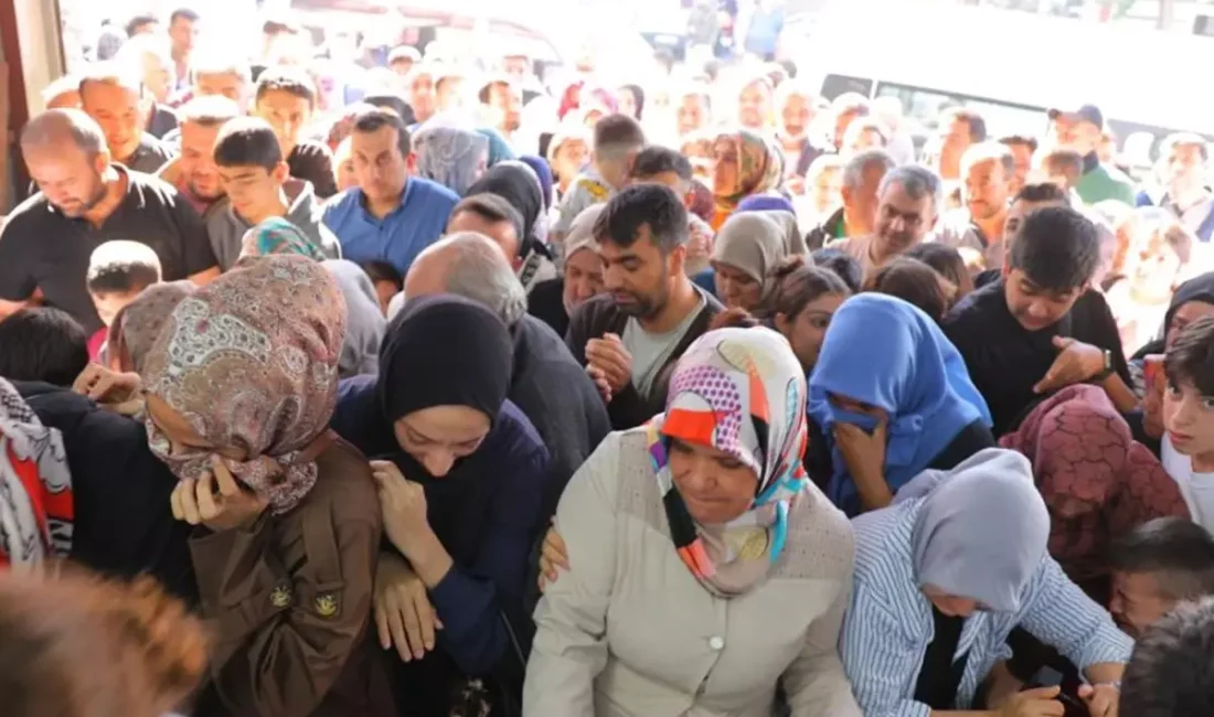 “Ne alırsan 50 lira” sloganıyla başlatılan indirim kampanyası, giyim mağazasında