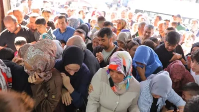 “Ne alırsan 50 lira” sloganıyla başlatılan indirim kampanyası, giyim mağazasında