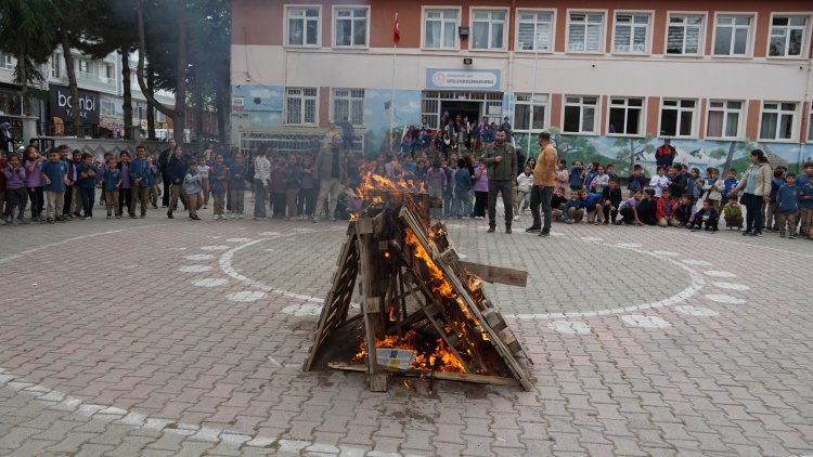 Tatbikatta, üst katta mahsur kalan bir vatandaşın pencereden kurtarılması ve