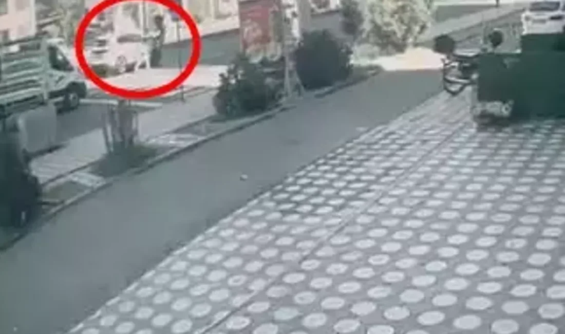 TPAO Bulvarı’nda öğleden sonra gerçekleşen kazada, sağ şeritten ilerleyen bir