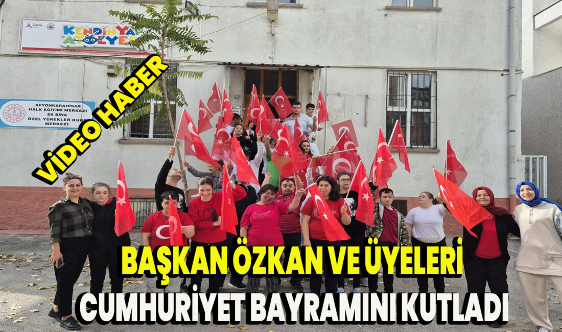 Çok sayıda dernek üyesi ellerinde Türk Bayrakları ile Cumhuriyet Bayramını