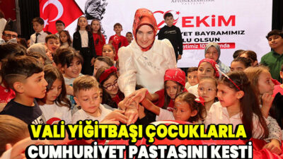 Saygı duruşunda bulunulması ve İstiklal Marşı’nın okunmasının ardından Vali Doç.