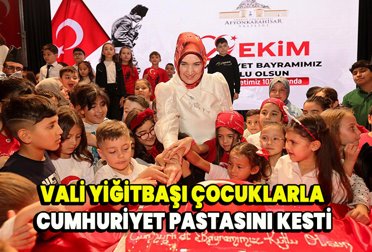 Saygı duruşunda bulunulması ve İstiklal Marşı’nın okunmasının ardından Vali Doç.