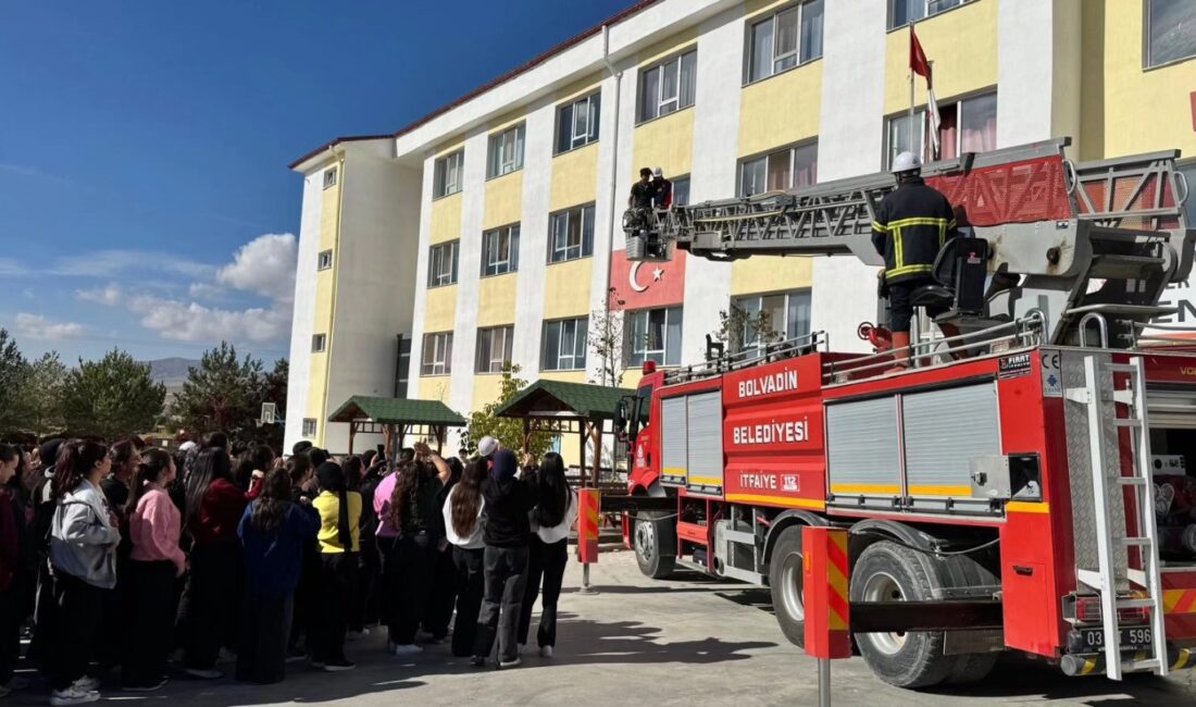 Gerçekleştirilen programda öğrencilere yangın anında yapılması gerekenler, yangın söndürme cihazlarının