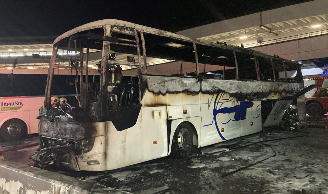 Ankara Şehirler Arası Otobüs Terminali’nde (AŞTİ) gece saatlerinde park halindeki