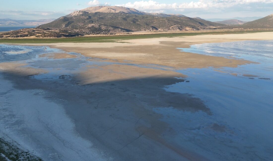 Isparta’daki Eğirdir Gölü, kuraklık ve aşırı tarımsal sulama nedeniyle buzul