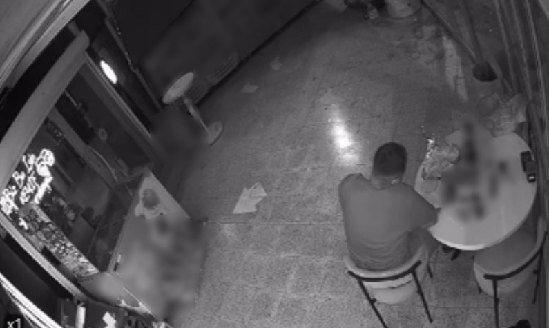 Burdur Bağlar Mahallesi İbrahim Zeki Burdurlu Caddesi’ndeki bir markete camı