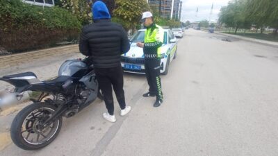 Edinilen bilgilere göre, kent merkezi Maliye Kavşağı’nda kırmızı ışıklarda bekleyen