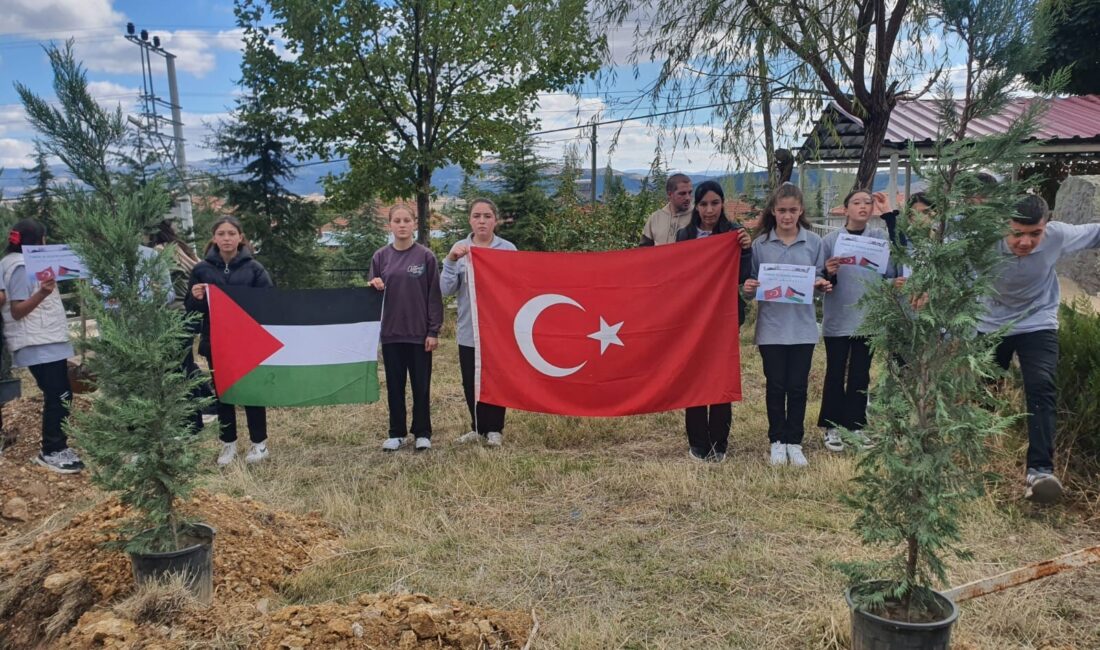 Bir ortaokulda öğretmenler ve öğrenciler anlamlı bir etkinliğe imza atarak,
