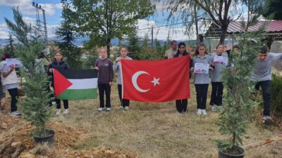 Bir ortaokulda öğretmenler ve öğrenciler anlamlı bir etkinliğe imza atarak,