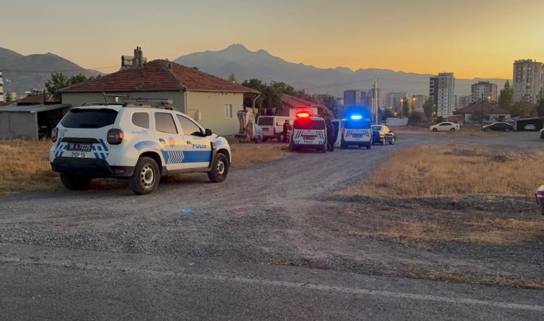 Kayseri’nin Melikgazi ilçesinde kar maskeli iki kişi, sokak ortasında baba