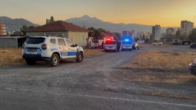 Kayseri’nin Melikgazi ilçesinde kar maskeli iki kişi, sokak ortasında baba