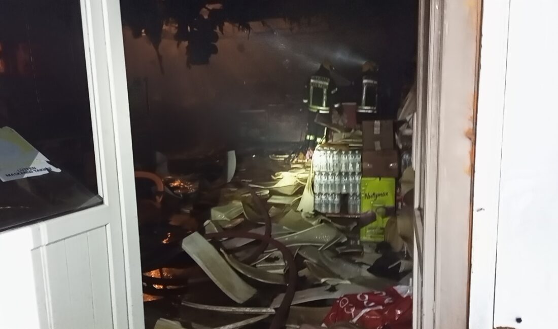 Aydın’ın Nazilli ilçesinde bulunan Beşeylül Ortaokulu’nun kantininde gece saatlerinde yangın