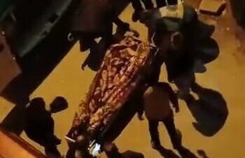 Olay, akşam saatlerinde üç katlı bir apartmanın en üst katında