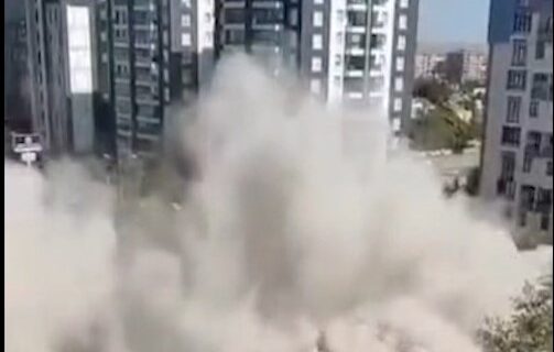 Yıkım sırasında çevreyi yoğun toz bulutu kapladı. Vatandaşların cep telefonuyla