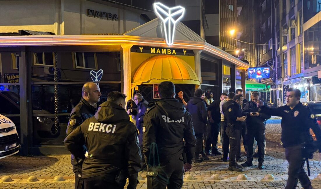 Yaralılar hastaneye kaldırılırken, polis olaydan sonra kaçan şüphelilerin yakalanması için