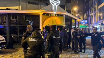 Yaralılar hastaneye kaldırılırken, polis olaydan sonra kaçan şüphelilerin yakalanması için