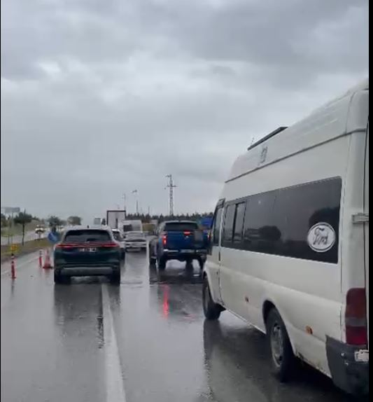 Çalışmaların yapıldığı güzergâhta sürücüler uzun süre trafikte beklemek zorunda kaldı.