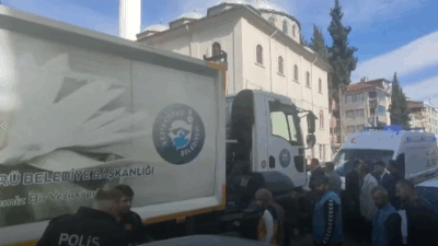 Samsun’un Vezirköprü ilçesinde Havza Caddesi’nde yürüyen 78 yaşındaki İsmet Coşar,