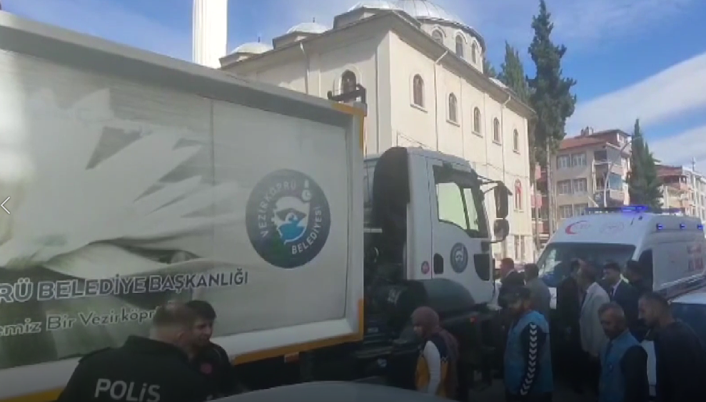 Samsun’un Vezirköprü ilçesinde Havza Caddesi’nde yürüyen 78 yaşındaki İsmet Coşar,