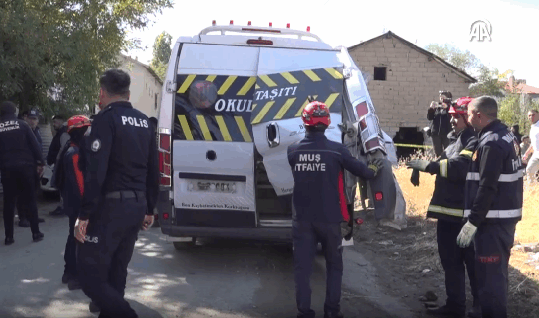 Tatvan-Elazığ seferini yapan tren, Yeşilce Mahallesi’ndeki hemzemin geçitte, Ramazan Aytulun’un