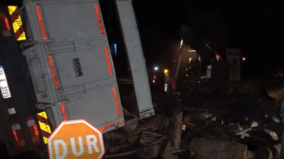 Antalya’nın Manavgat ilçesi D-400 Karayolu Kızılağaç Kavşağı’nda yaşanan kazada, odun