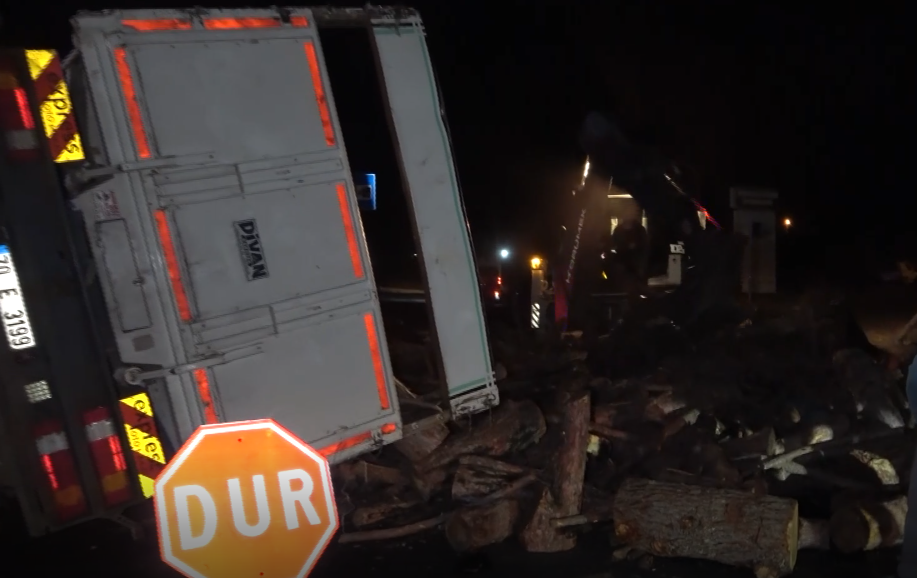 Antalya’nın Manavgat ilçesi D-400 Karayolu Kızılağaç Kavşağı’nda yaşanan kazada, odun