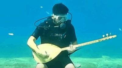 Fethiye’de Türk Halk Müziği sanatçısı Yunus Koşar, denizin 5 metre